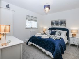A bedroom with a bed and lamps at Estuary View in Colwyn Bay