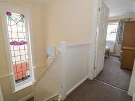 A hallway with a stained glass window at Roma in Rhos-on-Sea