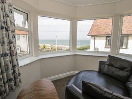 A snug room with a view of the beach at Roma in Rhos-on-Sea