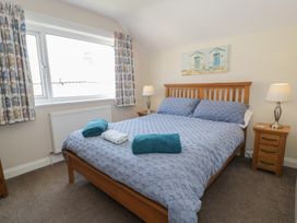 A bedroom with a bed and bedside tables at Roma in Rhos-on-Sea