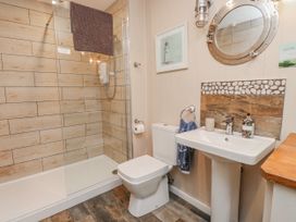 A bathroom featuring a shower, toilet, and sink at The View in Criccieth