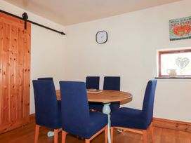 A dining room with a table and chairs at Kingfisher Barn East Taphouse
