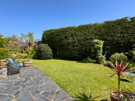A garden with a bench and hedges at Kilcarreg Rock near Wadebridge