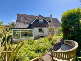 A house with a garden and a bench at Kilcarreg in Rock near Wadebridge