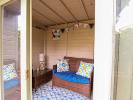 A snug with a couch and coffee table at Fern Cottage in Heacham