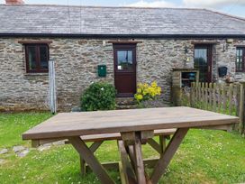 A table in front of a cottage at 4 Mowhay Cottages in Gorran Haven