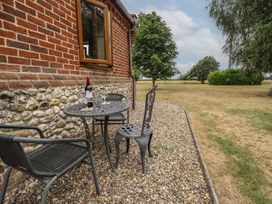 A table and chairs with a wine bottle at The Annexe in Litcham