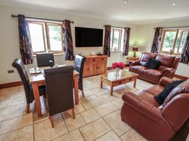A living room with a dining table and chairs at The Annexe in Litcham