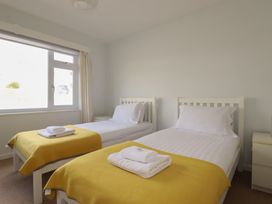 A bedroom with two single beds at Treverrion in Gorran Haven