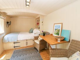 Shepherd's Hut - Peak District & Derbyshire - 945504 - thumbnail photo 4