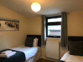 A bedroom with two single beds at Snowdrop in Saltburn-by-the-Sea