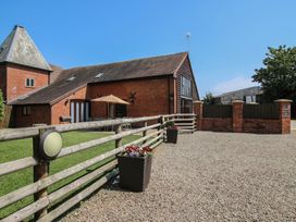 An outdoor area with a garden and a building at The Wainhouse in Bockleton near Tenbury Wells