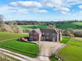 A house surrounded by fields at Wood Cottage in Tenbury Wells