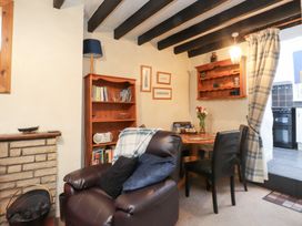 A dining area with a table and chairs at Merlin in Llithfaen near Nefyn