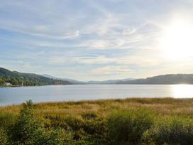 A view of a lake and mountains at Sisial y Llyn in Bala