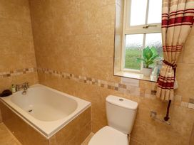 A bathroom with a bath tub and toilet at West Gate in Embleton