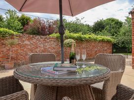 An outdoor dining area with a table and chairs at Winsall Court I Gransmoor near Bridlington