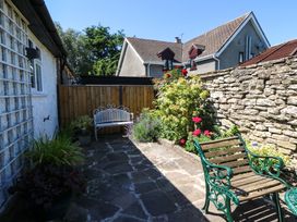 A garden with benches and flowers at Chancery Cottage in Hay-On-Wye