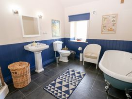 A bathroom with sink, toilet, and bath tub at Gallow Law Cottage in Bellingham