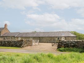 An outdoor area with a barn and gravel driveway at Gallow Law Cottage Bellingham