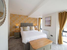 A bedroom with a bed and bedside tables at Harbour Sunset in 