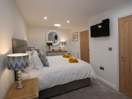 A bedroom with a bed and bedside lamps at Harbour Sunset in 