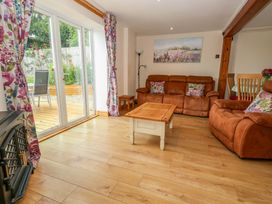 A living room with sofas and a coffee table at Mallows Byre in Yetminster