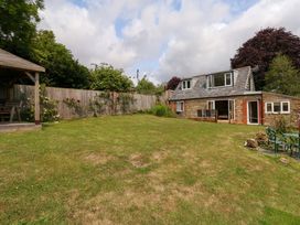 A garden with a cabin and seating area at Mallows Byre in Yetminster
