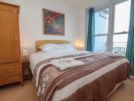 A bedroom with a bed and wardrobe at Close to Shore