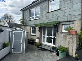 An outdoor area with a shed and planters at Jakanori in Staveley
