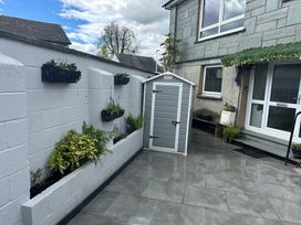 An outdoor area with a shed and planters at Jakanori Staveley