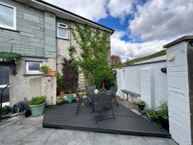 An outdoor seating area with table and chairs at Jakanori in Staveley