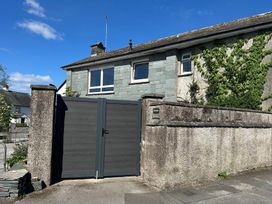 A house with a gate and wall in front at Jakanori Staveley