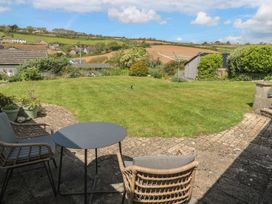 A garden with a table and chairs at Bre An Mor in Praa Sands