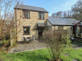 A house with a patio and seating area at Two Hoots in Falmouth
