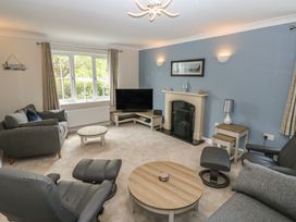 A living room with a television and sofas at Glebe House in Bigbury