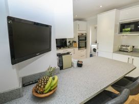 A kitchen with a countertop and kitchen appliances at Glebe House in Bigbury