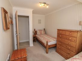 A bedroom with two single beds and a chest of drawers at Glebe House in Bigbury