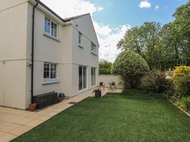 A garden with chairs and a house at Glebe House in Bigbury