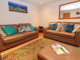 A living room with two sofas and a coffee table at Ridgeback House in Mullion