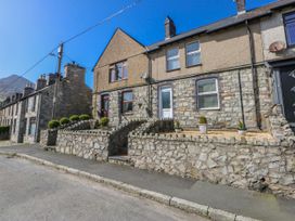 A house with stone walls and steps at Bythynnod Newydd Trefor near Nefyn