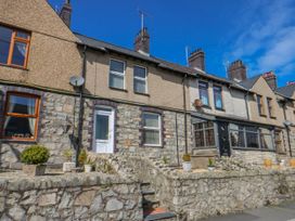 A stone building with steps and plants at Bythynnod Newydd Trefor near Nefyn