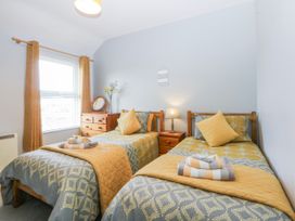 A bedroom with two beds in Bythynnod Newydd Trefor near Nefyn