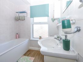 A bathroom with bathtub and washbasin at Bythynnod Newydd in Trefor near Nefyn