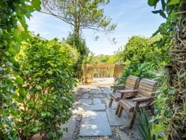 A garden with chairs and a table at Easterly Cottage in Bude