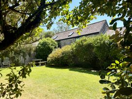 A garden with a table and chairs at Meadow Cottage, Golant, near Fowey