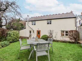 A garden with a table and chairs at The Coach House Prestatyn