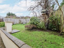 A garden with a table and chairs at The Coach House in Prestatyn