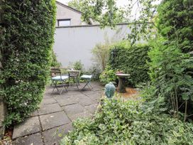 A garden with a table and chairs at Doe Foot Cottage in Ingleton