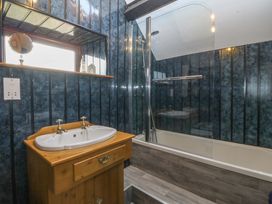 A bathroom with a sink and bathtub at The Cottage Marian-Glas